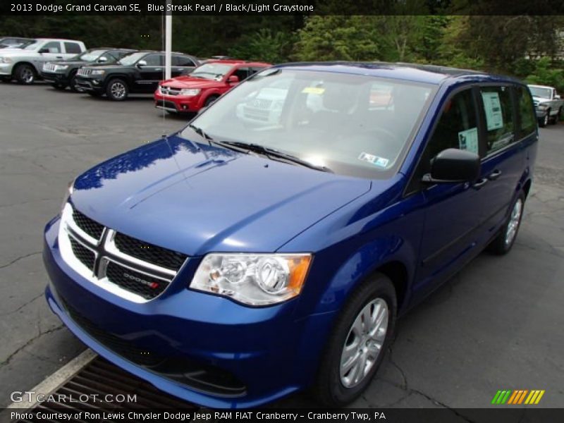 Blue Streak Pearl / Black/Light Graystone 2013 Dodge Grand Caravan SE