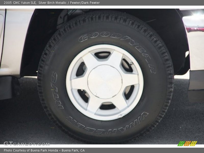 Silver Birch Metallic / Pewter/Dark Pewter 2005 GMC Yukon SLE