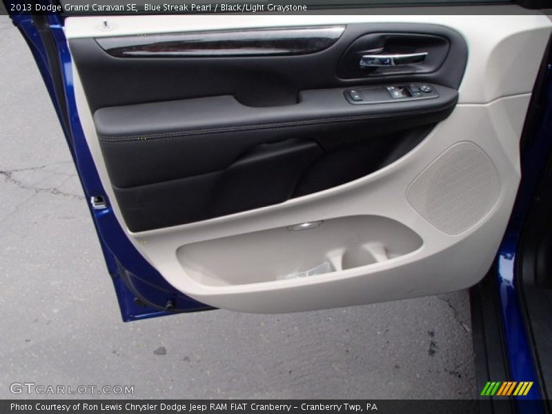 Blue Streak Pearl / Black/Light Graystone 2013 Dodge Grand Caravan SE
