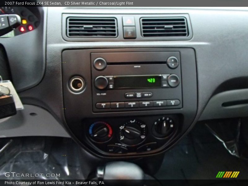 CD Silver Metallic / Charcoal/Light Flint 2007 Ford Focus ZX4 SE Sedan