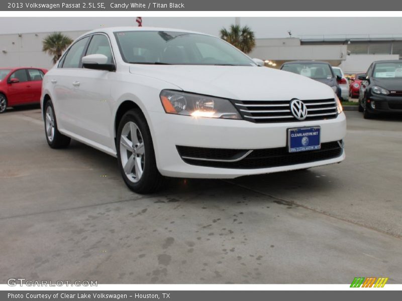 Candy White / Titan Black 2013 Volkswagen Passat 2.5L SE
