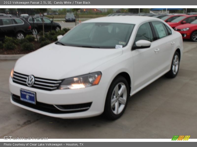 Candy White / Titan Black 2013 Volkswagen Passat 2.5L SE