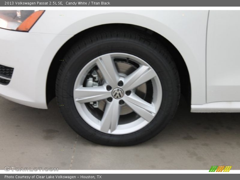 Candy White / Titan Black 2013 Volkswagen Passat 2.5L SE