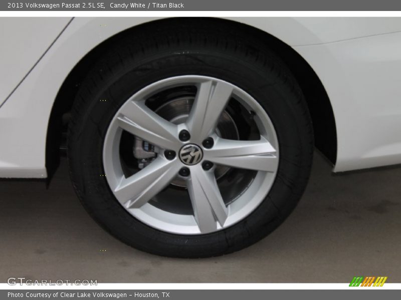 Candy White / Titan Black 2013 Volkswagen Passat 2.5L SE