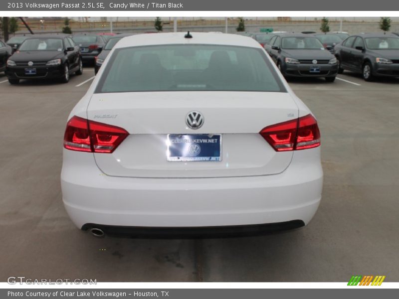 Candy White / Titan Black 2013 Volkswagen Passat 2.5L SE