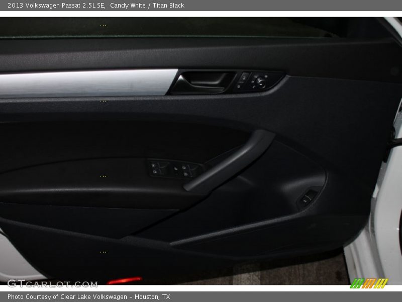 Candy White / Titan Black 2013 Volkswagen Passat 2.5L SE