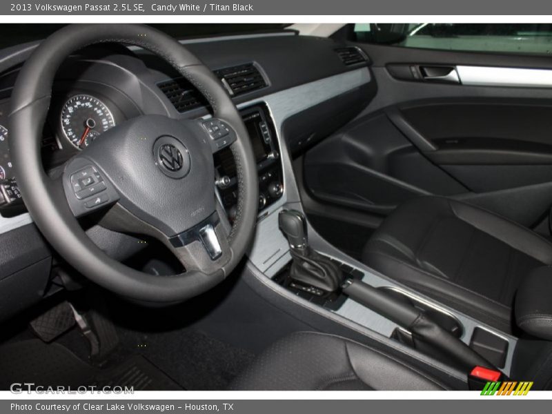 Candy White / Titan Black 2013 Volkswagen Passat 2.5L SE