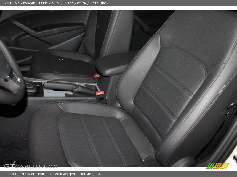 Candy White / Titan Black 2013 Volkswagen Passat 2.5L SE