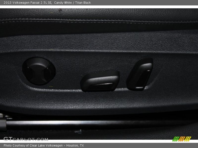 Candy White / Titan Black 2013 Volkswagen Passat 2.5L SE