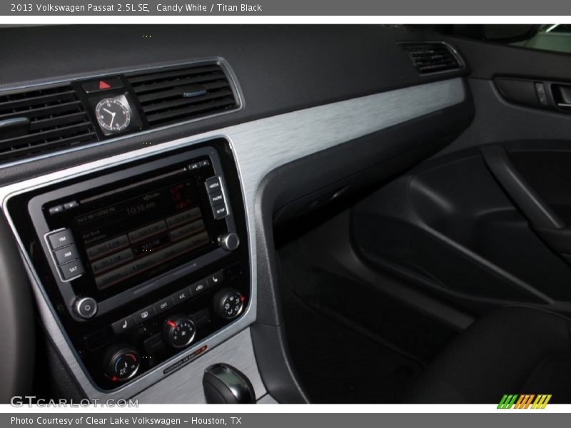 Candy White / Titan Black 2013 Volkswagen Passat 2.5L SE