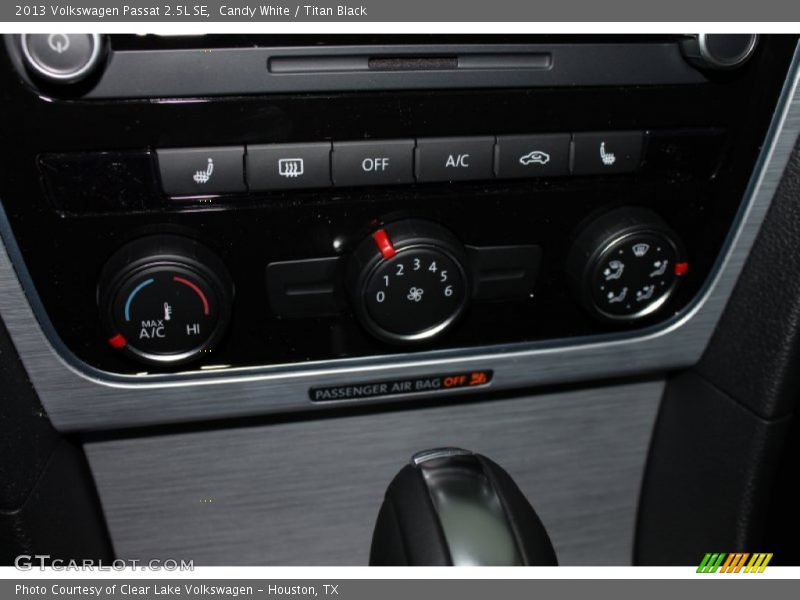 Candy White / Titan Black 2013 Volkswagen Passat 2.5L SE