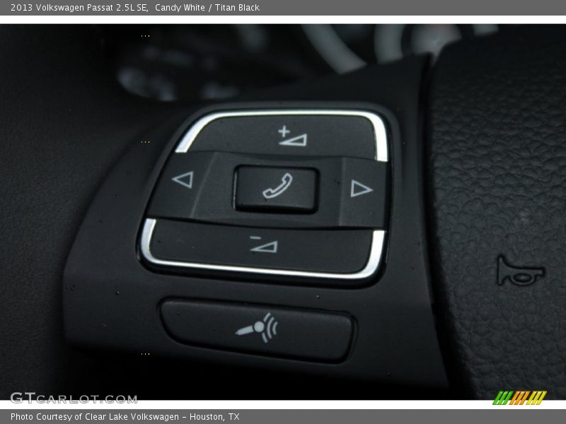 Candy White / Titan Black 2013 Volkswagen Passat 2.5L SE