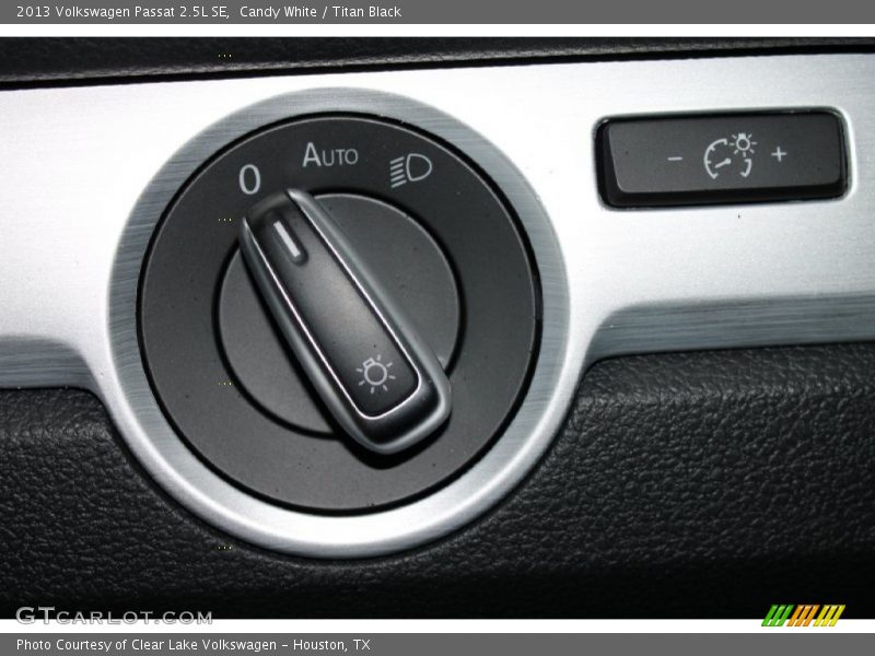 Candy White / Titan Black 2013 Volkswagen Passat 2.5L SE