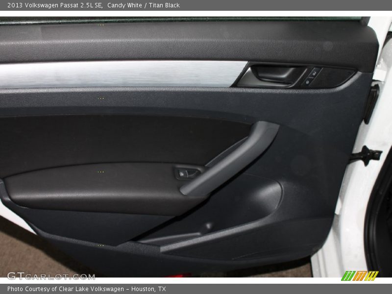 Candy White / Titan Black 2013 Volkswagen Passat 2.5L SE