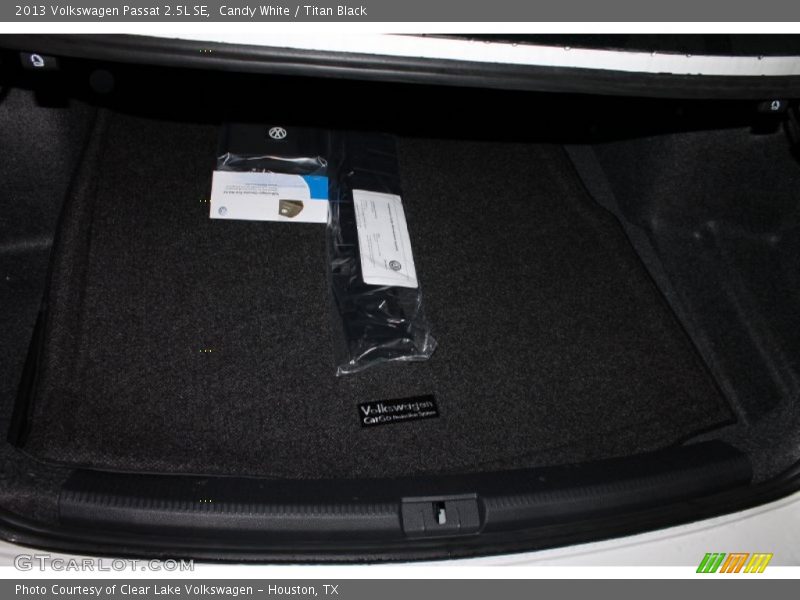 Candy White / Titan Black 2013 Volkswagen Passat 2.5L SE
