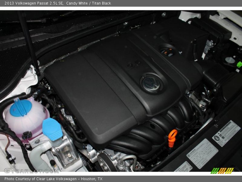 Candy White / Titan Black 2013 Volkswagen Passat 2.5L SE