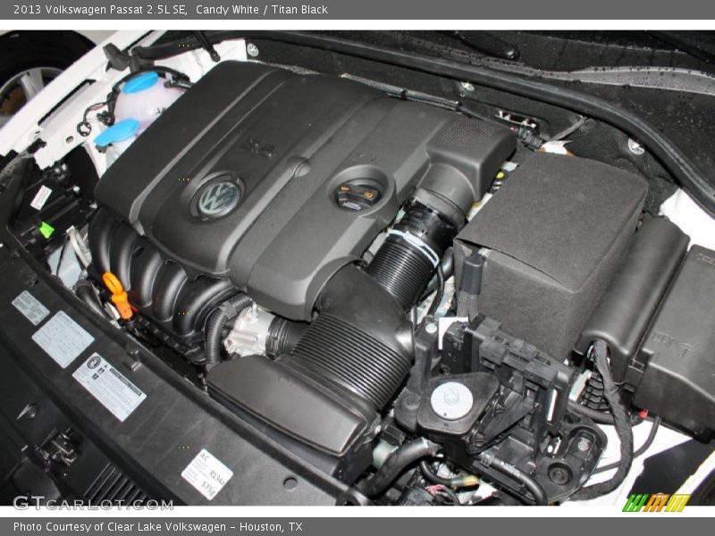 Candy White / Titan Black 2013 Volkswagen Passat 2.5L SE
