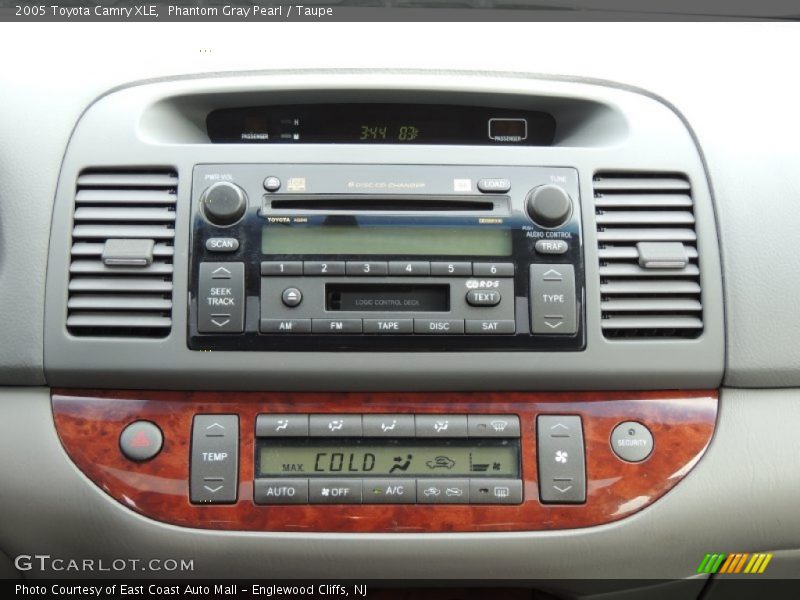 Controls of 2005 Camry XLE