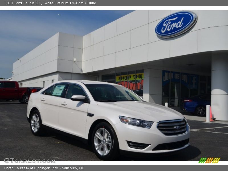Front 3/4 View of 2013 Taurus SEL