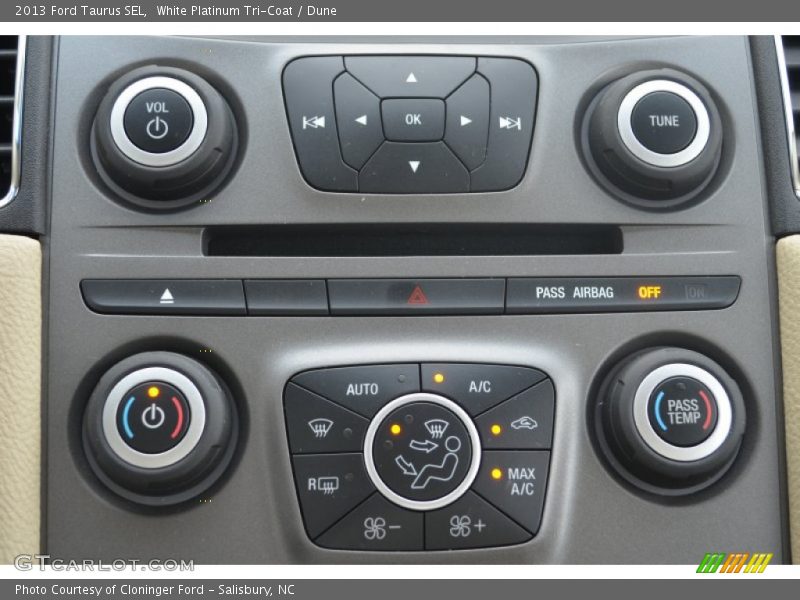 White Platinum Tri-Coat / Dune 2013 Ford Taurus SEL