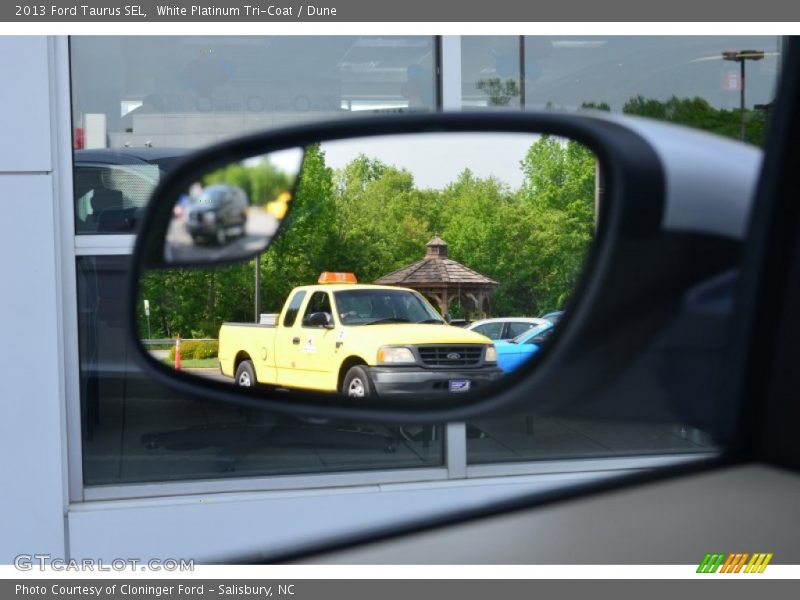White Platinum Tri-Coat / Dune 2013 Ford Taurus SEL
