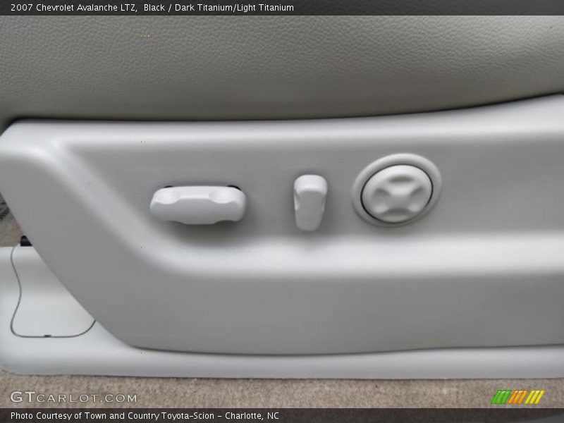 Black / Dark Titanium/Light Titanium 2007 Chevrolet Avalanche LTZ