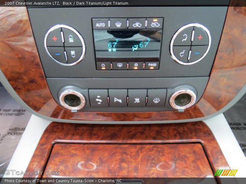 Black / Dark Titanium/Light Titanium 2007 Chevrolet Avalanche LTZ