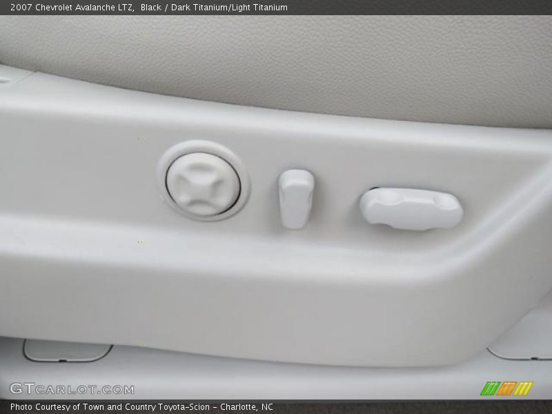 Black / Dark Titanium/Light Titanium 2007 Chevrolet Avalanche LTZ