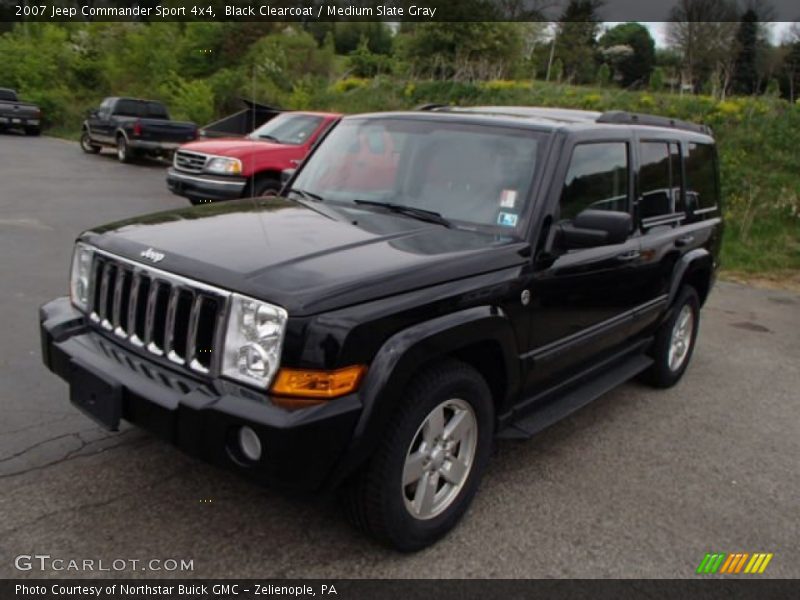 Front 3/4 View of 2007 Commander Sport 4x4