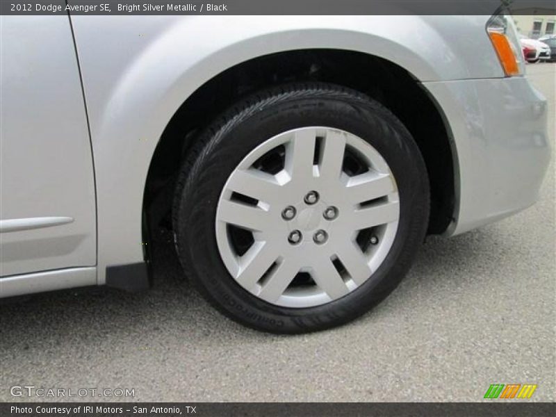 Bright Silver Metallic / Black 2012 Dodge Avenger SE