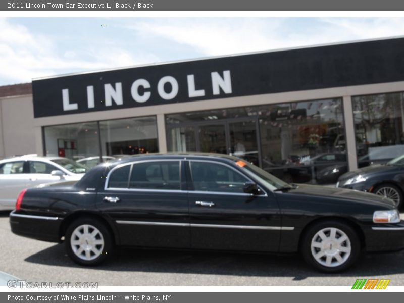 Black / Black 2011 Lincoln Town Car Executive L