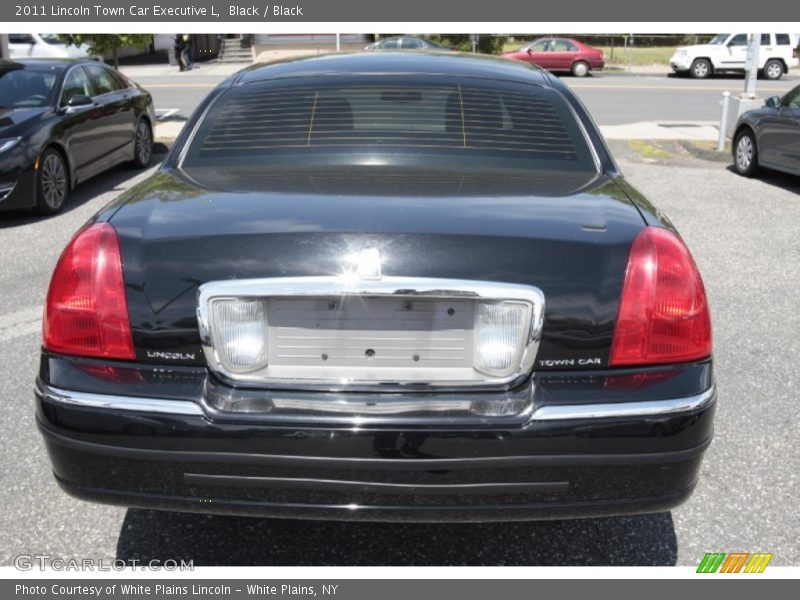 Black / Black 2011 Lincoln Town Car Executive L