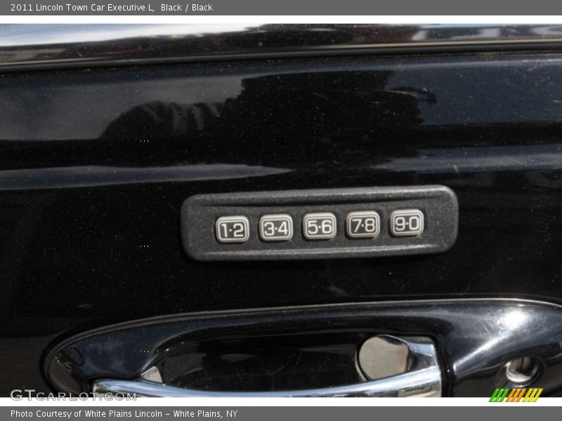 Black / Black 2011 Lincoln Town Car Executive L