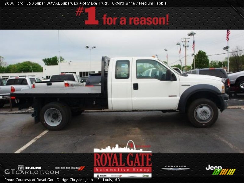 Oxford White / Medium Pebble 2006 Ford F550 Super Duty XL SuperCab 4x4 Stake Truck