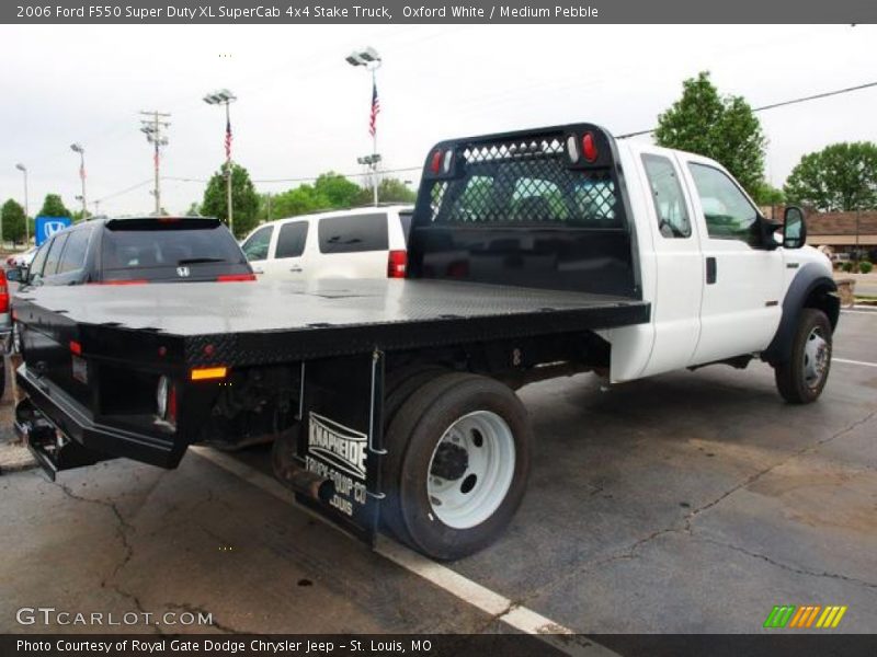 Oxford White / Medium Pebble 2006 Ford F550 Super Duty XL SuperCab 4x4 Stake Truck
