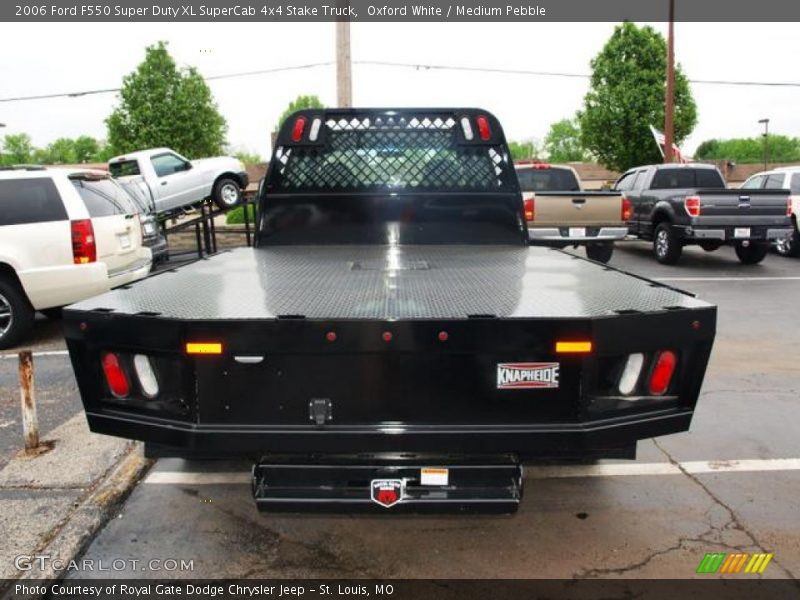 Oxford White / Medium Pebble 2006 Ford F550 Super Duty XL SuperCab 4x4 Stake Truck