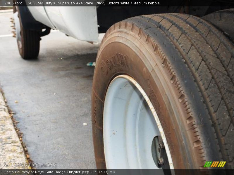 Oxford White / Medium Pebble 2006 Ford F550 Super Duty XL SuperCab 4x4 Stake Truck