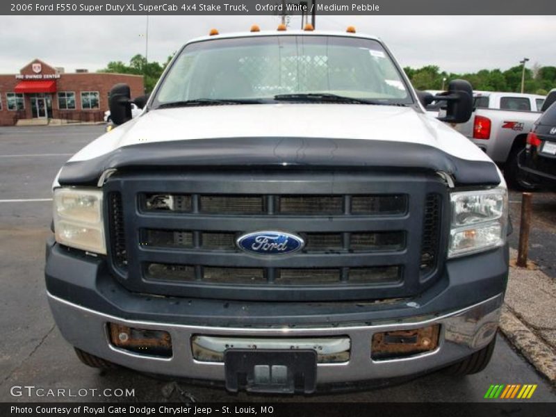 Oxford White / Medium Pebble 2006 Ford F550 Super Duty XL SuperCab 4x4 Stake Truck