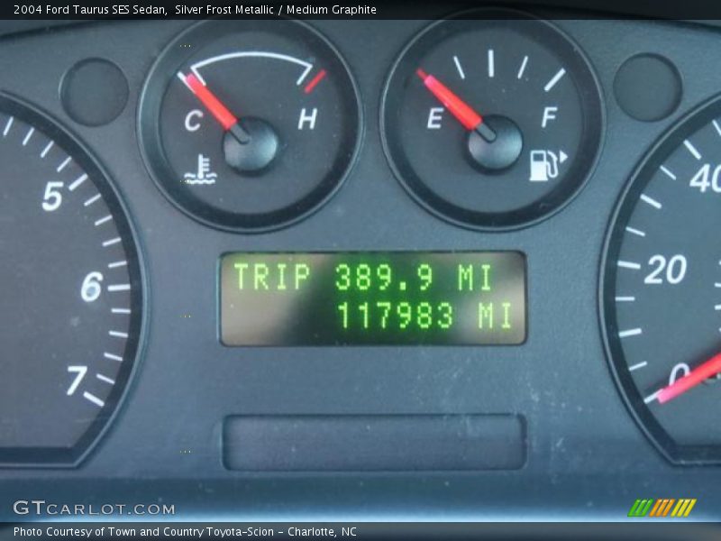 Silver Frost Metallic / Medium Graphite 2004 Ford Taurus SES Sedan