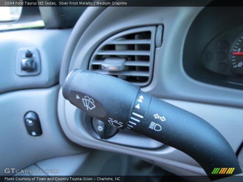 Silver Frost Metallic / Medium Graphite 2004 Ford Taurus SES Sedan