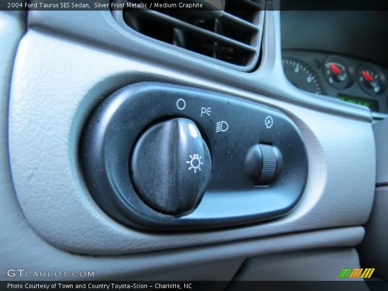 Silver Frost Metallic / Medium Graphite 2004 Ford Taurus SES Sedan