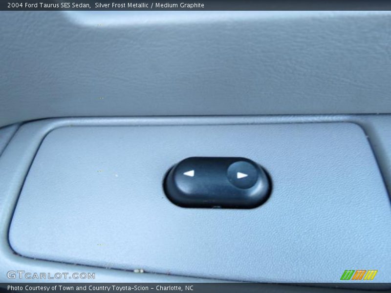 Silver Frost Metallic / Medium Graphite 2004 Ford Taurus SES Sedan