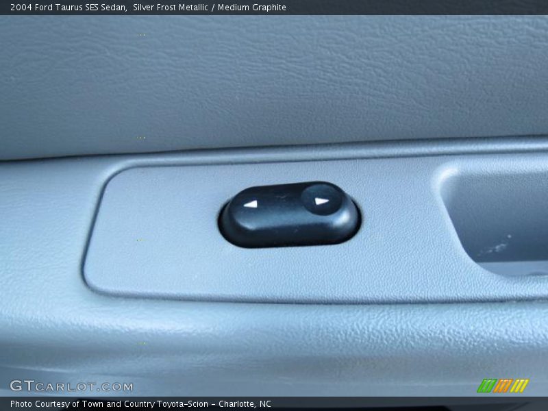 Silver Frost Metallic / Medium Graphite 2004 Ford Taurus SES Sedan