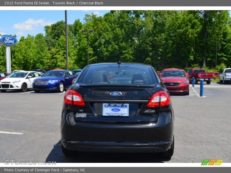 Tuxedo Black / Charcoal Black 2013 Ford Fiesta SE Sedan