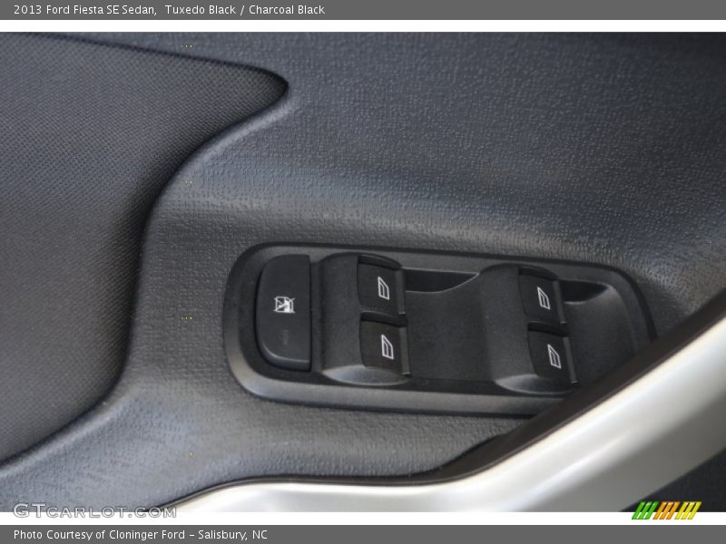 Tuxedo Black / Charcoal Black 2013 Ford Fiesta SE Sedan