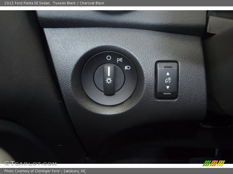 Tuxedo Black / Charcoal Black 2013 Ford Fiesta SE Sedan