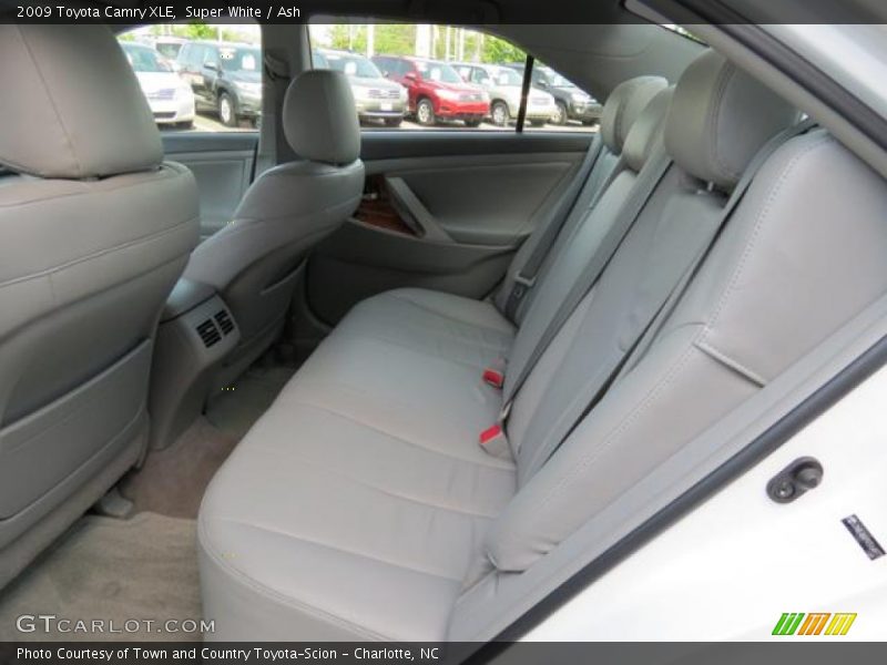 Super White / Ash 2009 Toyota Camry XLE