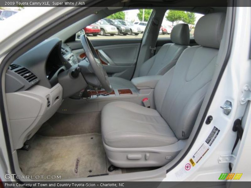Super White / Ash 2009 Toyota Camry XLE