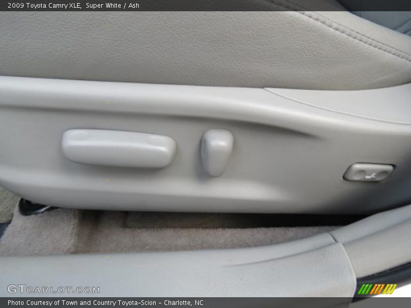 Super White / Ash 2009 Toyota Camry XLE