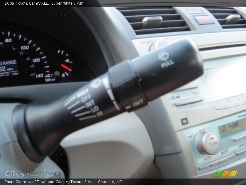 Super White / Ash 2009 Toyota Camry XLE